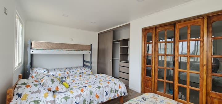 חדר עם 2 מיטות של מקום אחד ובקתה.