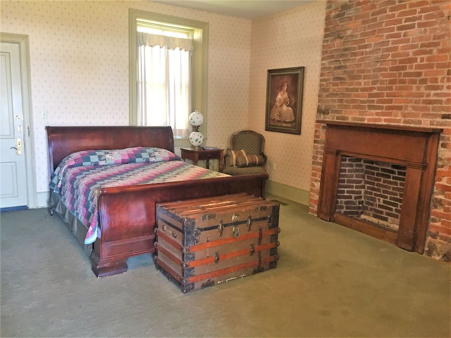 Queen size bed with sitting area