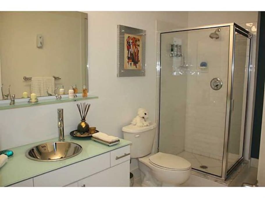 Amplio baño privado.