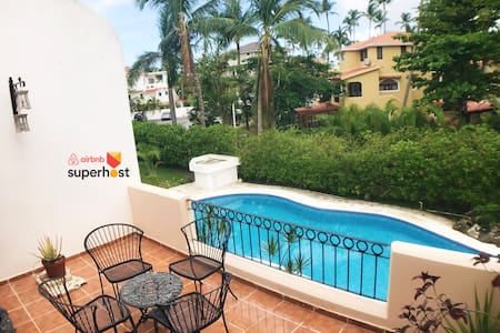Los Corales Beach Condo- Beach, Pool, Netflix, BBQ
