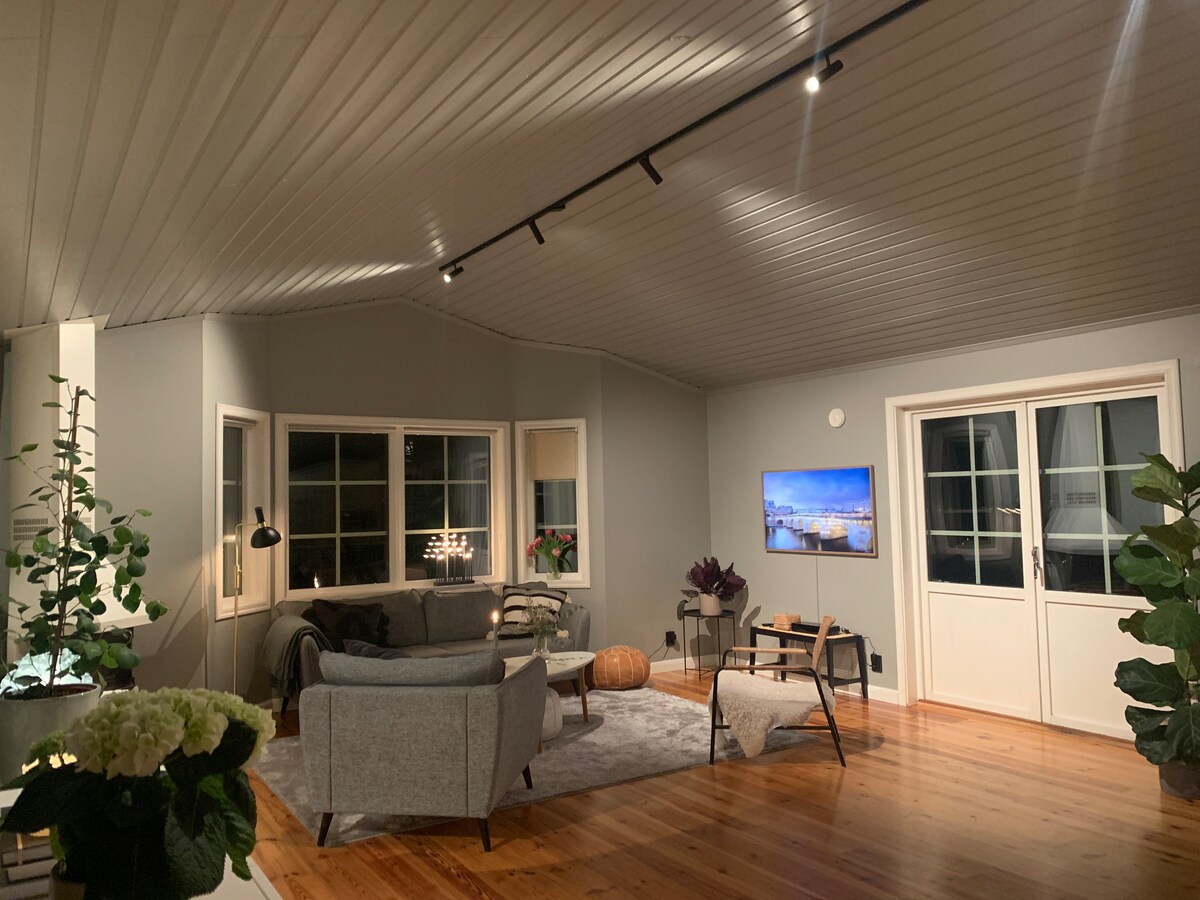 Villa with large living areas, patio & garden