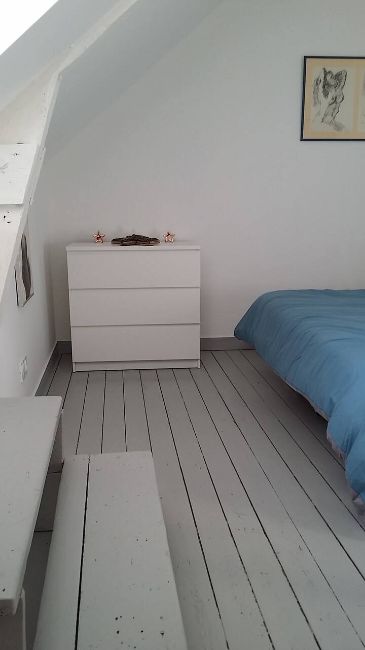 Кат 2:  Прва голема сива зелена соба
површина:  25 м2
осветлена двојна 1.80X1,80 
Прозорец со поглед на море