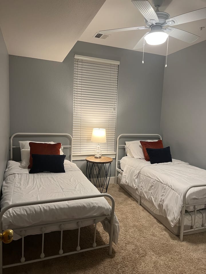 Second bedroom with two twin beds