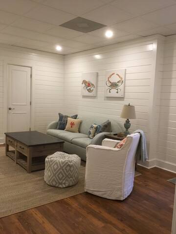 Private Apartment on 22 acre Horse Farm