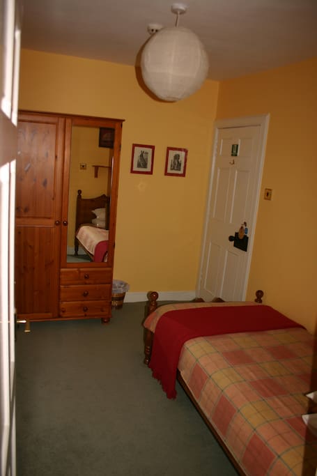 Single bedded room adjoining the double room