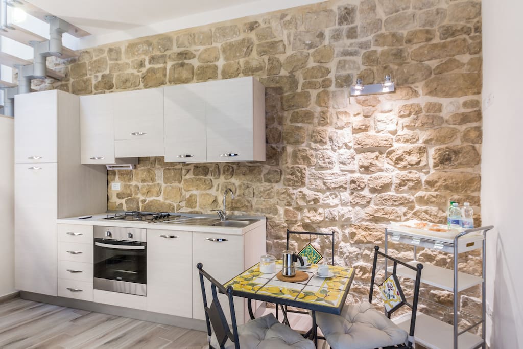 La vostra luminosissima sala pranzo con cucina e particolare tavolo