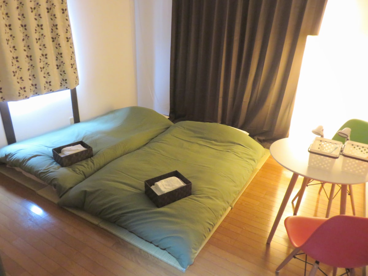 საძინებელი
მაგიდა და სკამები.
Იცხოვრეთ იაპონელივით ^^