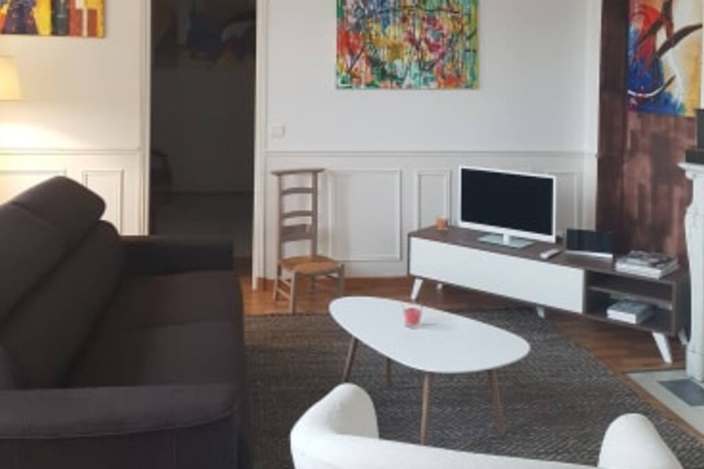 Appartement spacieux de 90 mètres carrés dans une ambiance très cosy avec une vue sur la très jolie place de la Libération d’Ay Champagne et du vignoble de la cote des blancs .
Il est entièrement équipé , composé d’un vaste salon cheminée en marbre convertible 160 , très grande chambre double couchage 160 , wc séparé , salle de bains