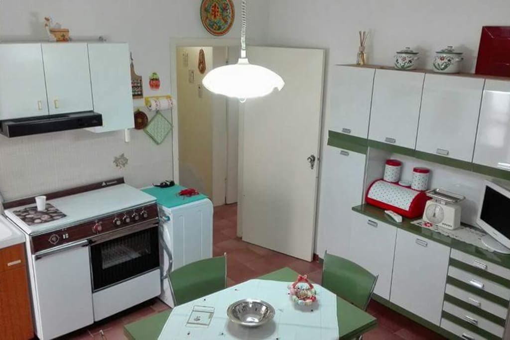 La cucina è fornita di: tavolo (estensibile) con 4 sedie, lavello, cucina con 4 fuochi a gas e forno elettrico, frigo con congelatore, fornetto a microonde, tv digitale, lavatrice, bollitore elettrico. Inoltre: piatti, bicchieri, tazze, tazzine, caffettiere, posateria.