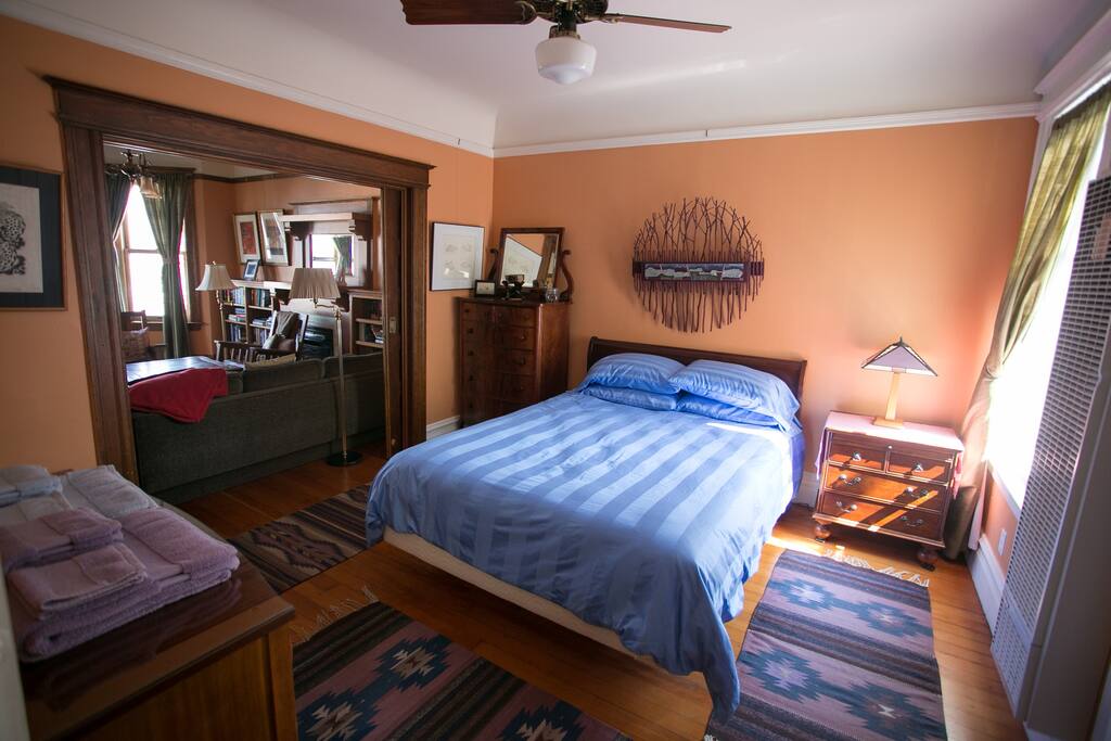 Bedroom 1 w/ queen size bed