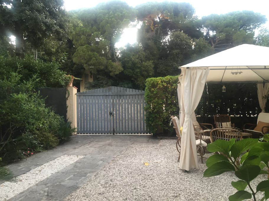Ingresso esterno della casa sul giardino