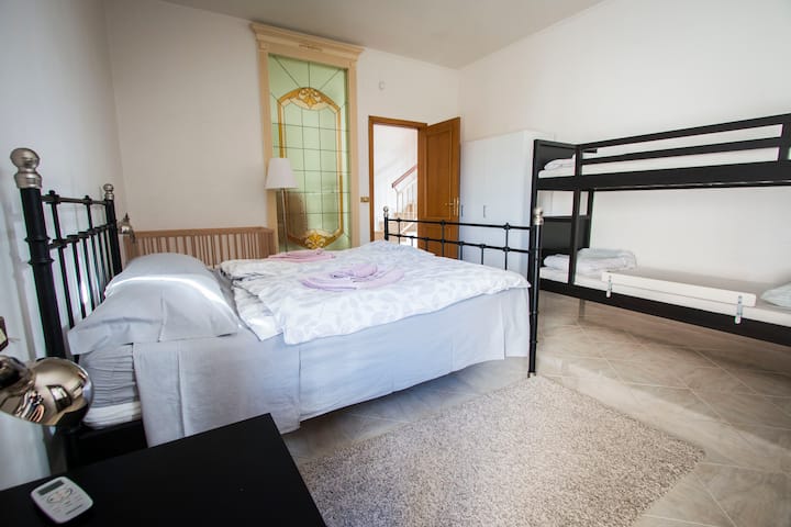 Deuxième chambre double avec lit bébé et lits superposés