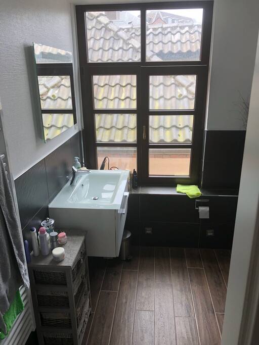 Schönes Badezimmer mit großem Waschbecken