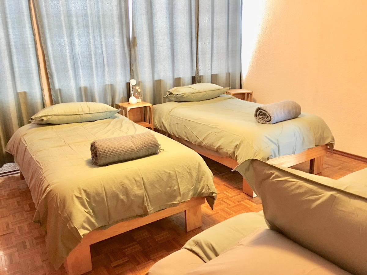 חדר שינה שני עם ארון גדול.
3 מיטות יחיד.