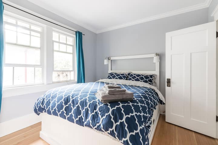 חדר שינה אחורי עם מיטת קווין סייז ומזרן נוח במיוחד.