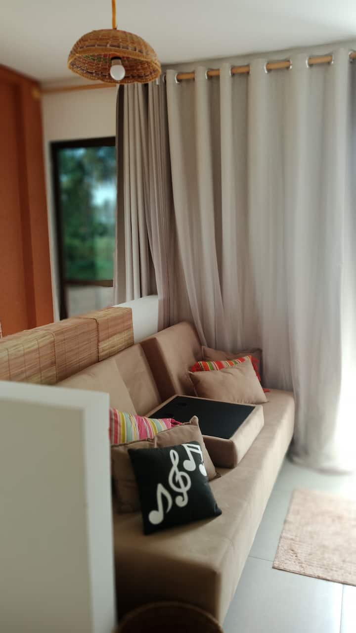 Hall con sofá cama, con vistas al balcón superior.