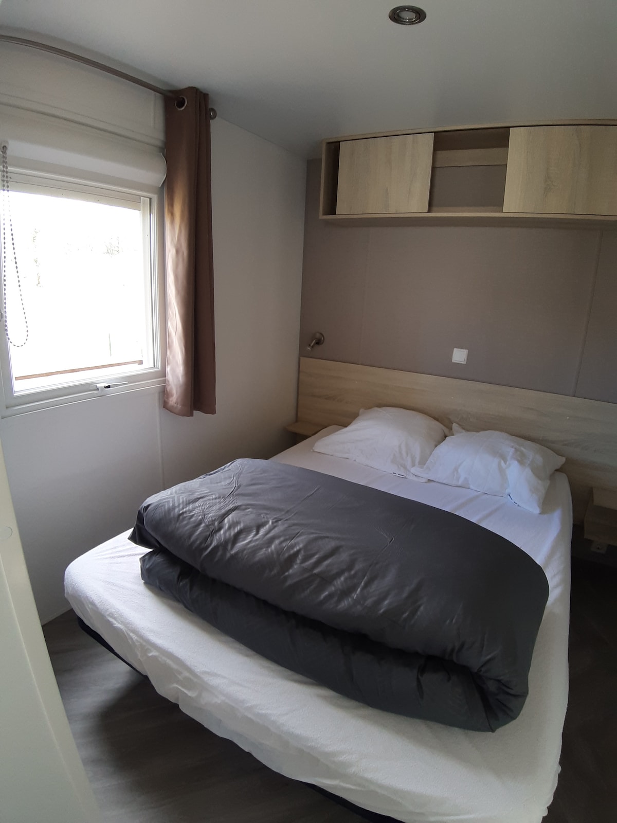 חדר שינה ראשי המשקיף על בריכה, חדר רחצה פרטי, מגן מזרן קבוע וחד פעמי, חימום