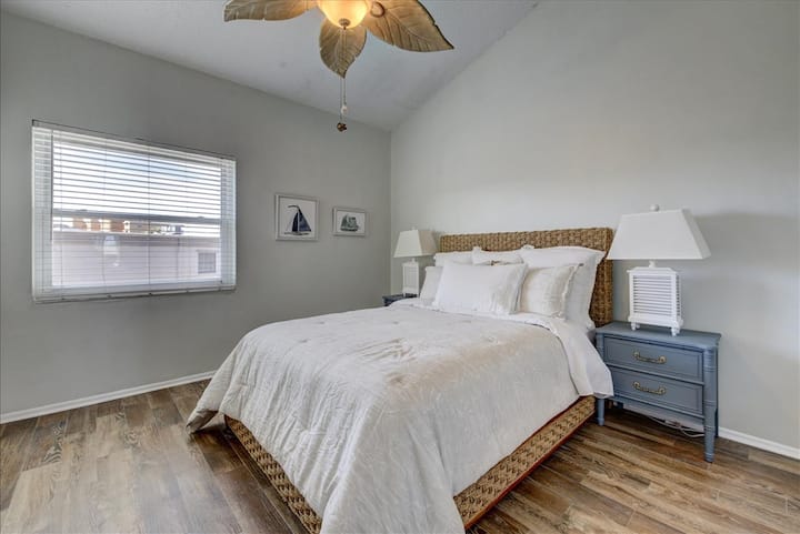 Dhomë gjumi për vizitorë me krevat dopio "queen", televizor inteligjent 42"