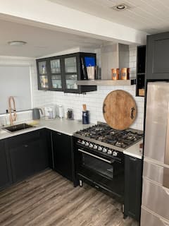 Swamp+Fox+Modern+Luxury+2BR+Dutch+Barge