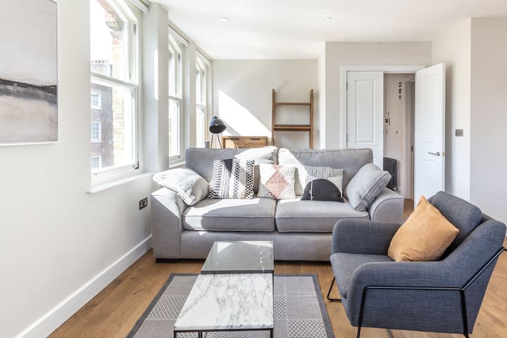 Minimalist Flat in Renovated Heritage Building