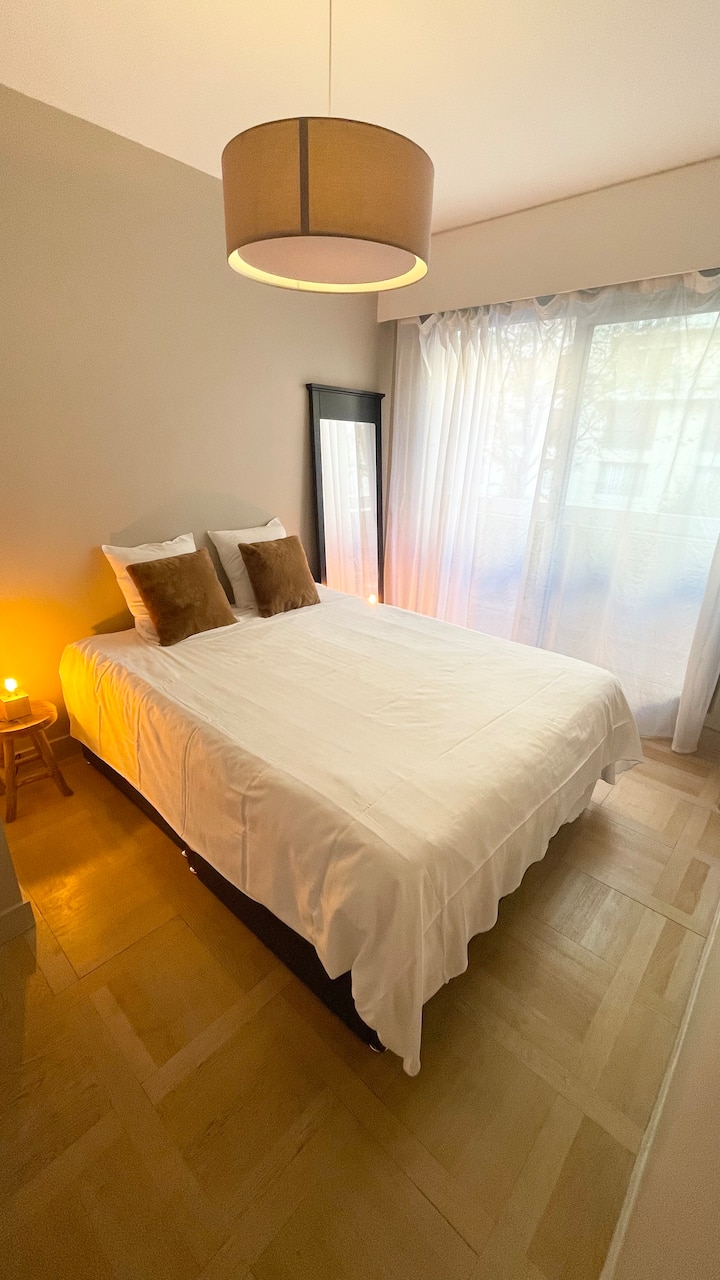 Chumba cha kulala na kitanda chake cha ukubwa wa Queen sentimita 160x200, kioo na kabati. Godoro EMMA lililotengenezwa nchini Ufaransa (limenunuliwa Septemba 2022)