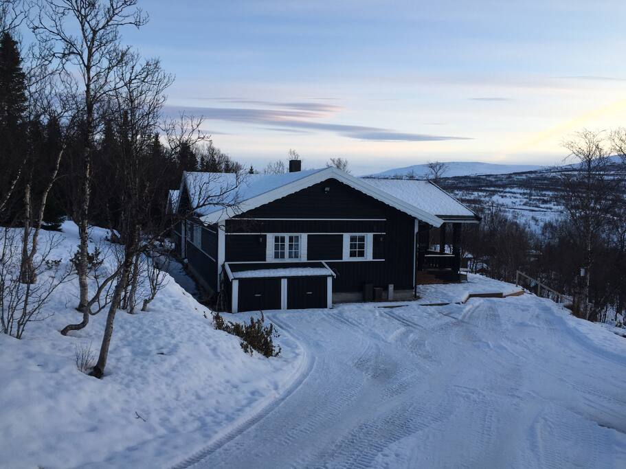 Hytte med flott utsikt og anneks med badstu og boblebad. God parkering