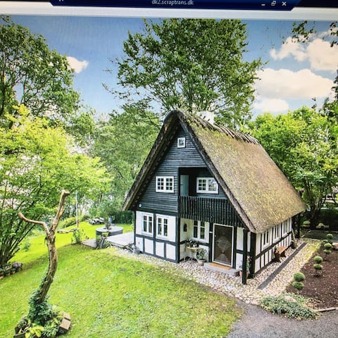 Idyllisk bindingsværkshus med skøn udsigt