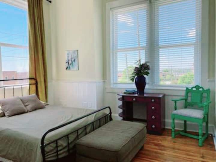 غرفة نوم 2 مع مكتب/مساحة عمل إضافية.