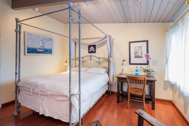 "Pirate 's Lair" საძინებლის დაბლა, 152x203 სმ ზომის საწოლი