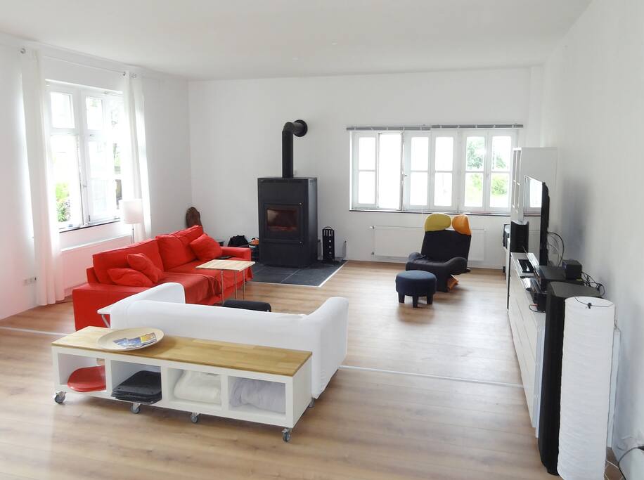Wohnzimmer mit Kamin und TV