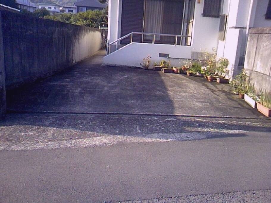 リスティング説明にもある駐車スペースです。