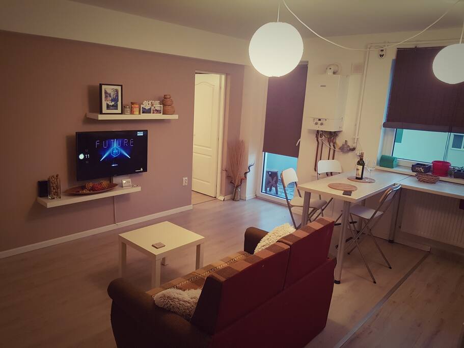 Living room with two person extensible couch