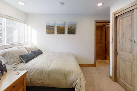 VAIL HAUS Studio: Lock-Off Room on Vail Bus Route