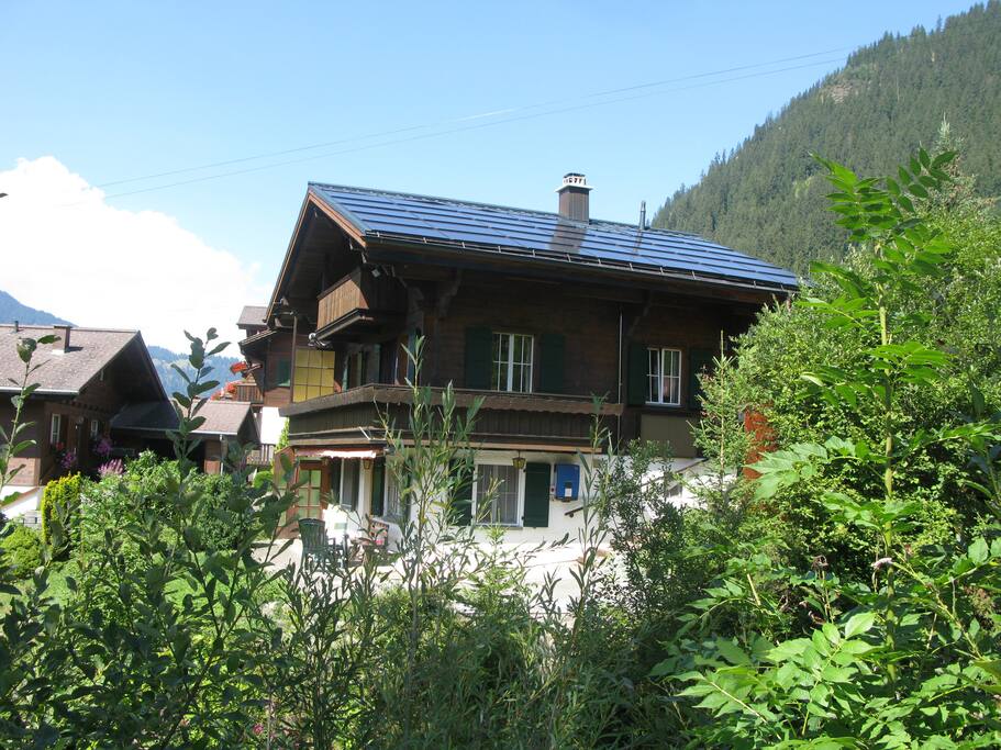 Zij aanzicht met het dak van zonnepanelen