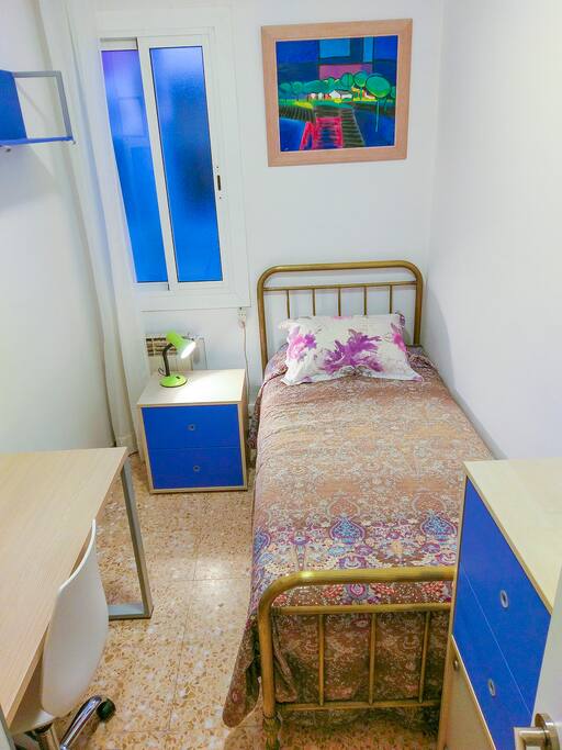 Colorful & cozy single room.