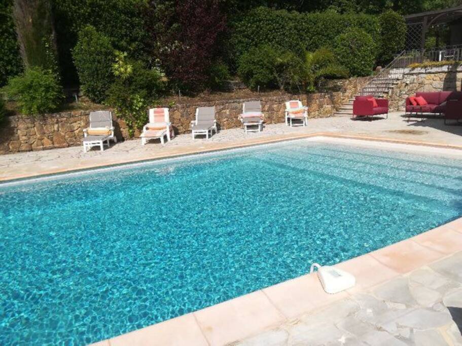 Piscine (non chauffée) et son système d'alarme