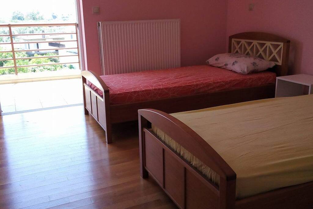 1/2 bedroom, 2 single beds, room with a mountain view