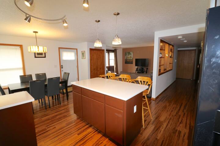 Alberta Arts Bungalow – 4 Bedroom gallery image 4