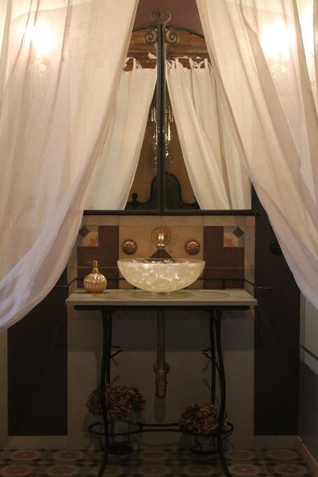 antica toilette con riquadro di cementine