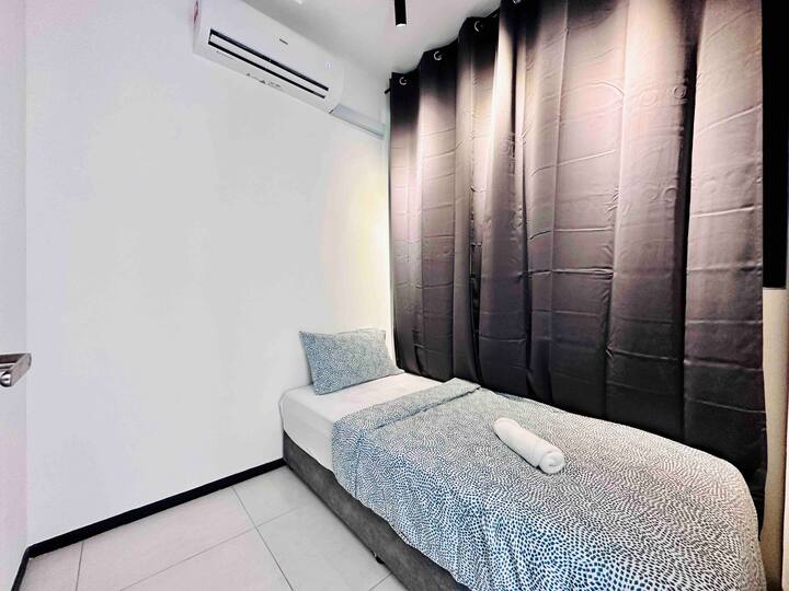 卧室1 ， 1张大床， 1张单人床，
2号卧室， 1张大床， 1张单人床，
卧室3 ， 1张单人床，
客厅1张单人床， 2张沙发床，