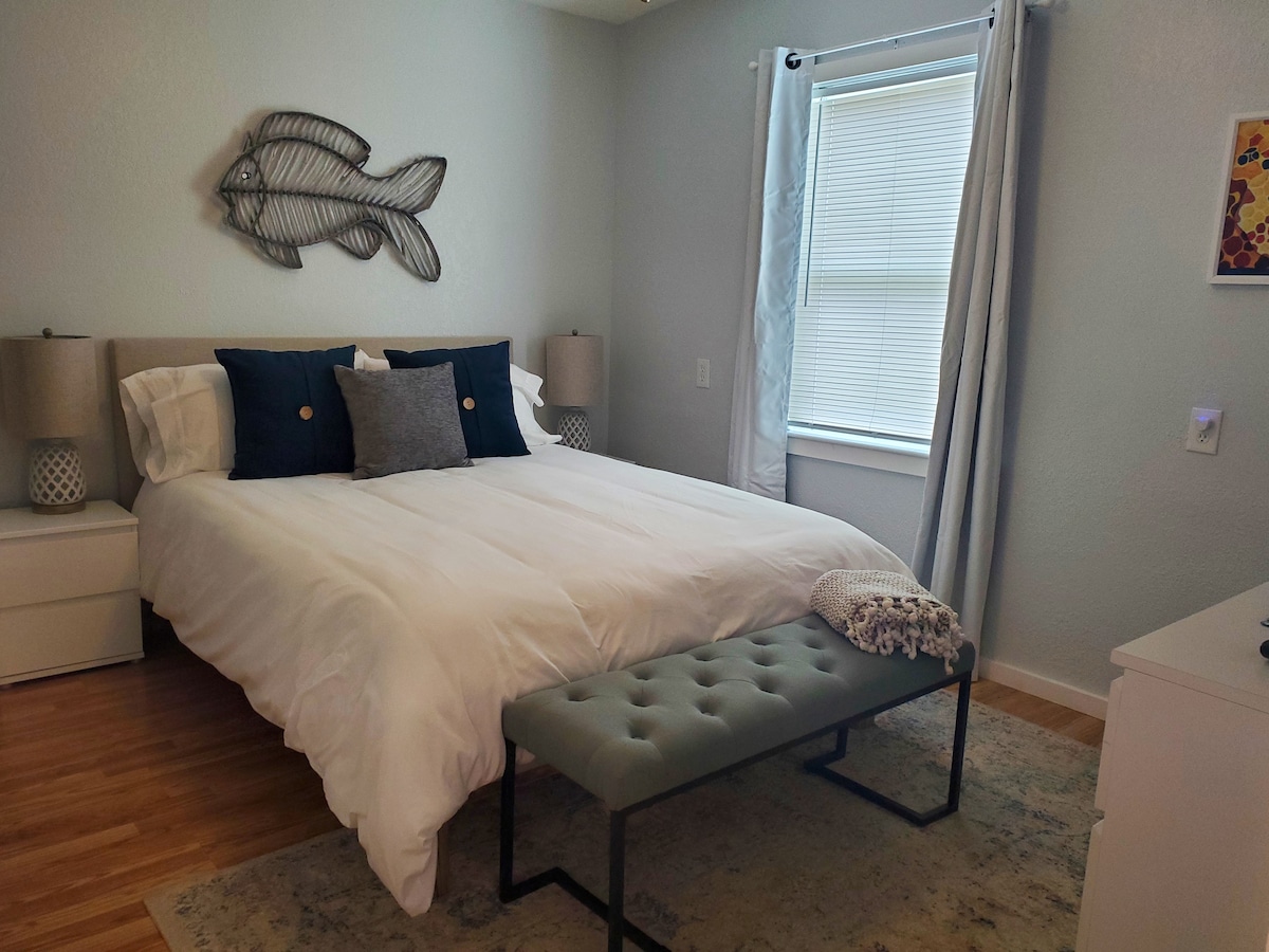 El dormitorio cuenta con cama tamaño queen y sábanas suaves, así como cortinas opacas.