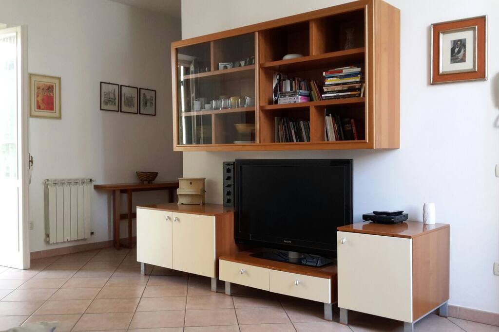 Dotata di TV 42" e lettore DVD e chiavette USB, accesso internet wi-fi
