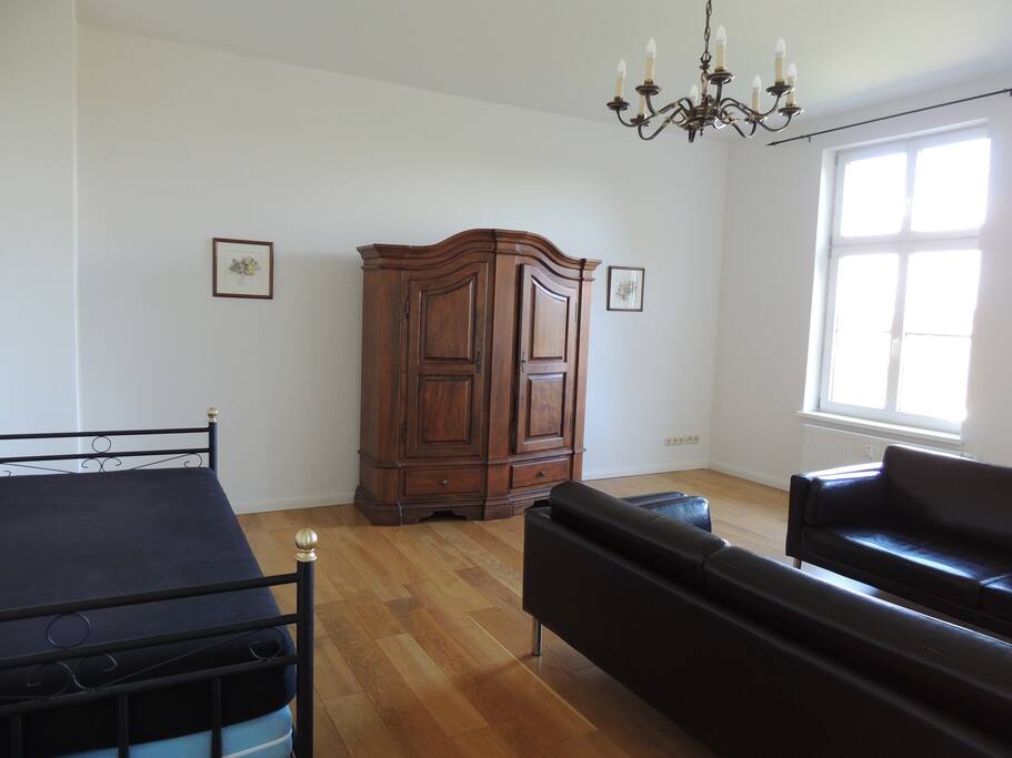 Wohnzimmer mit Bettzeugschrank