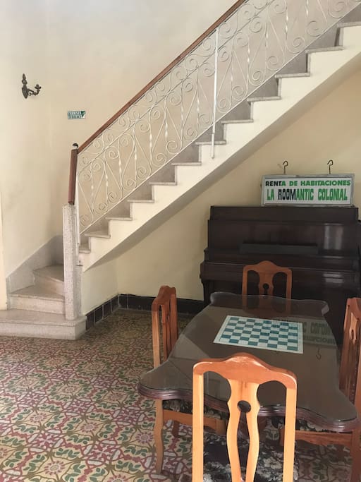 La escalera en el segundo recibidor para subir a la terraza y a la habitacion
