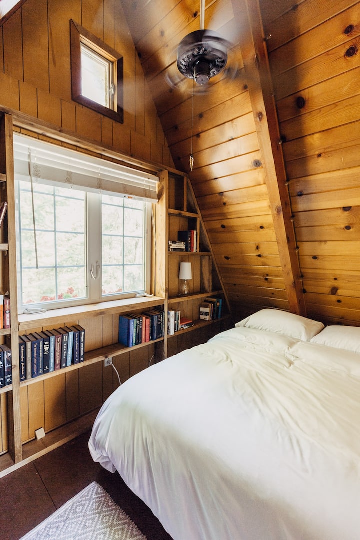 Cozy nook with full sized bed