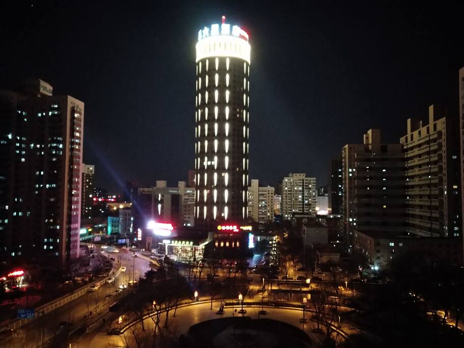 窗外夜景。