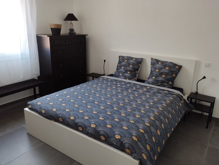 ห้องนอนพร้อมเตียง 160/200 ตู้เสื้อผ้าและลิ้นชักเก็บของ 