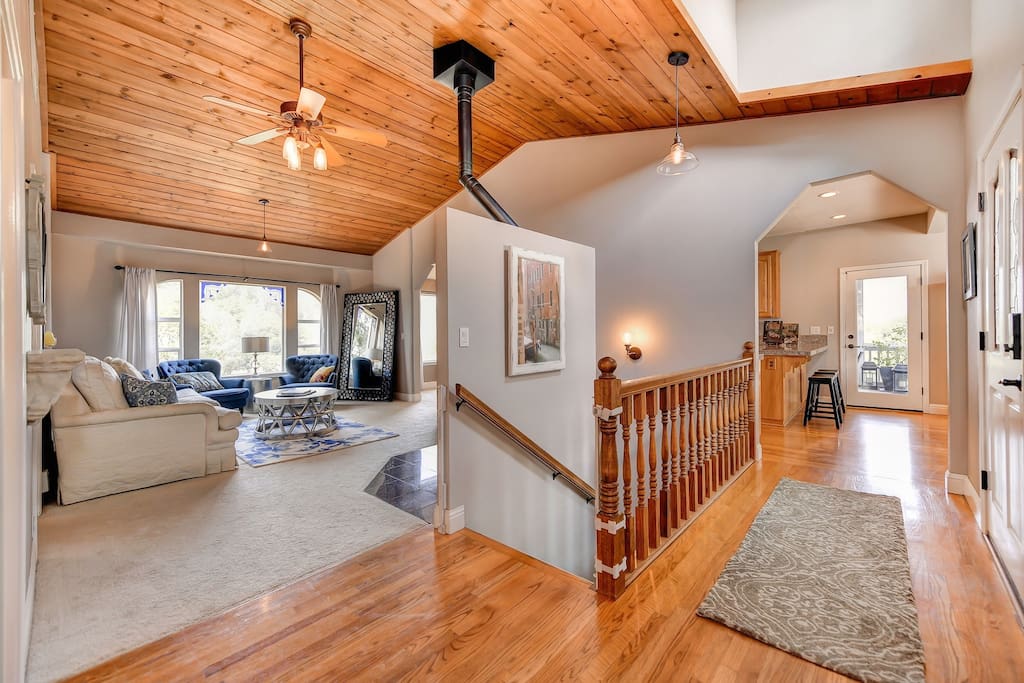 The moment you enter the front door, your vacation begins. Surrounded by nature and enveloped in sumptuous surroundings, memories are waiting to be made.