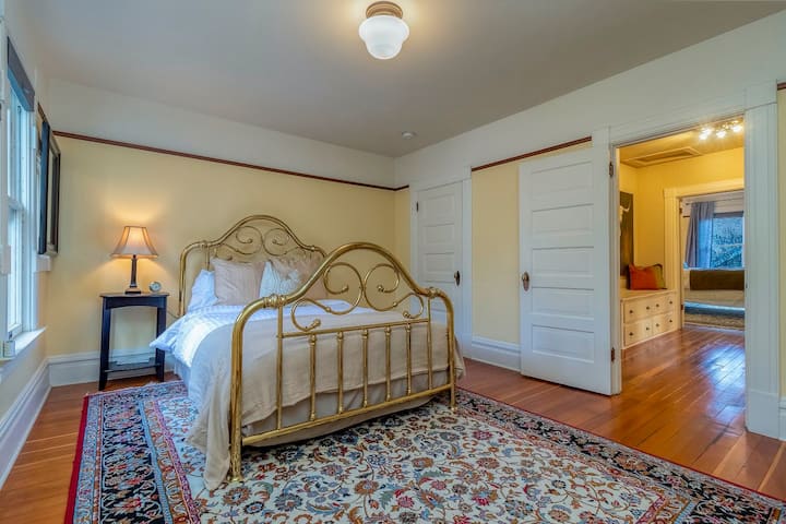 ห้องนอนผู้เข้าพักควีนไซส์พร้อมตู้เสื้อผ้า