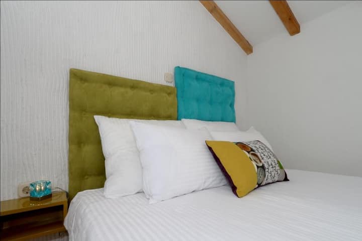 Chumba cha kulala No.1 na kitanda cha watu wawili,AC, TV, bafu ya kibinafsi